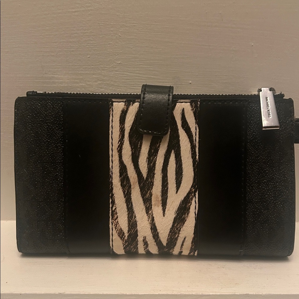 Michael Kors Jet Set Striped Calf Hair Double Zip Phone Wallet in MK Print - Picture 3 of 12